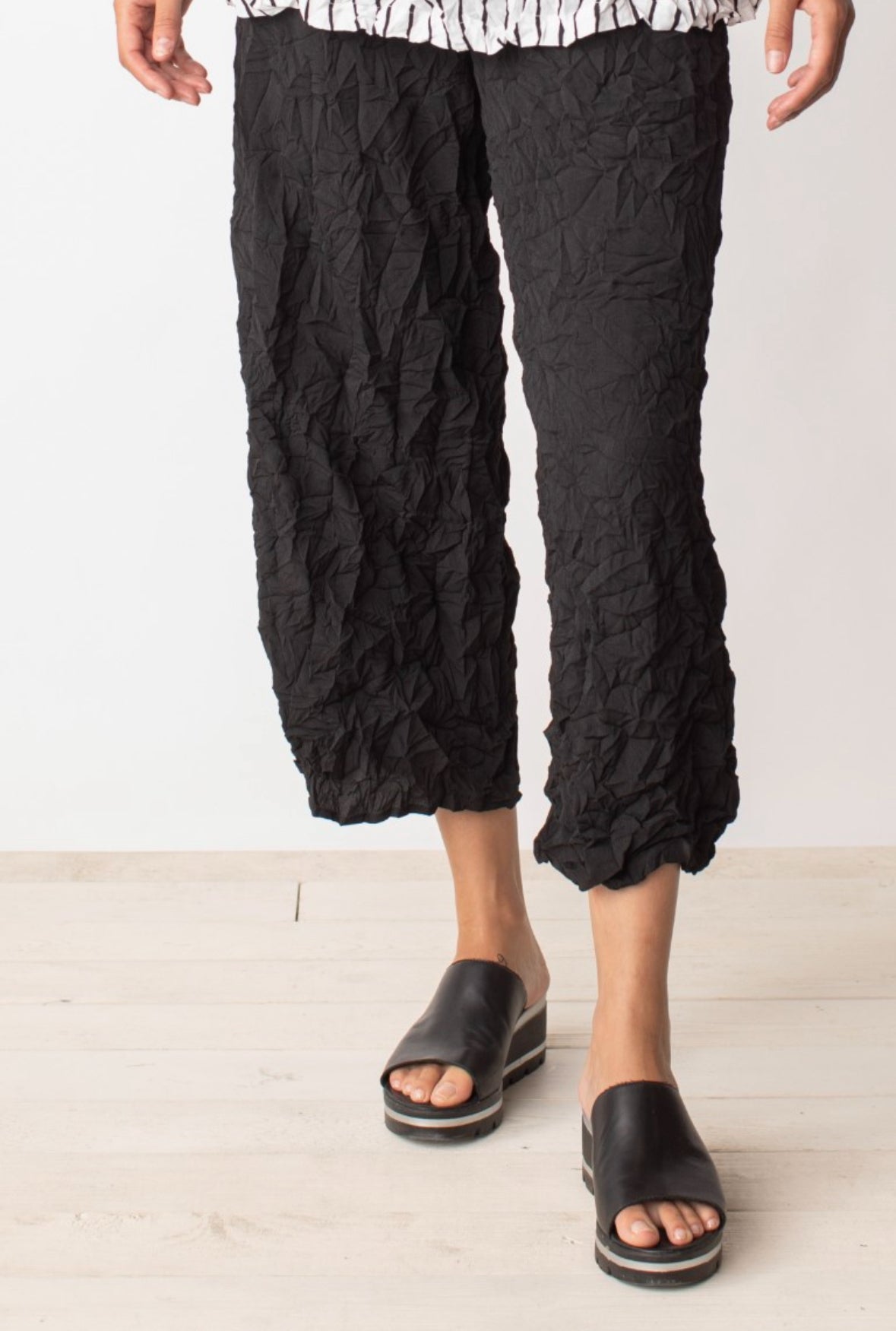 Crinkle Cropped Solid Pant