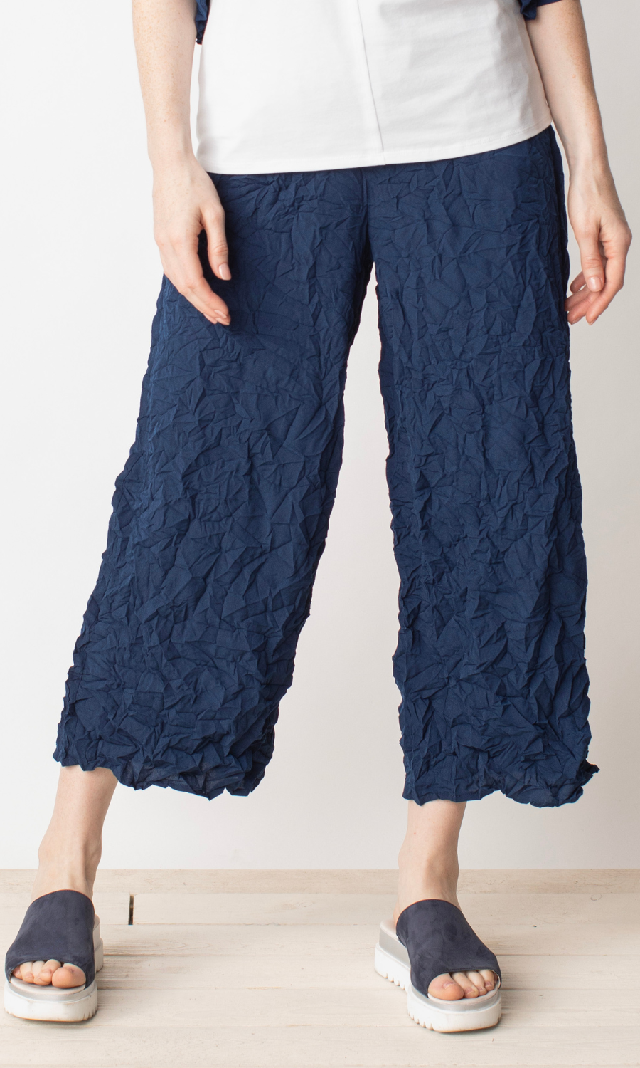 Crinkle Cropped Solid Pant